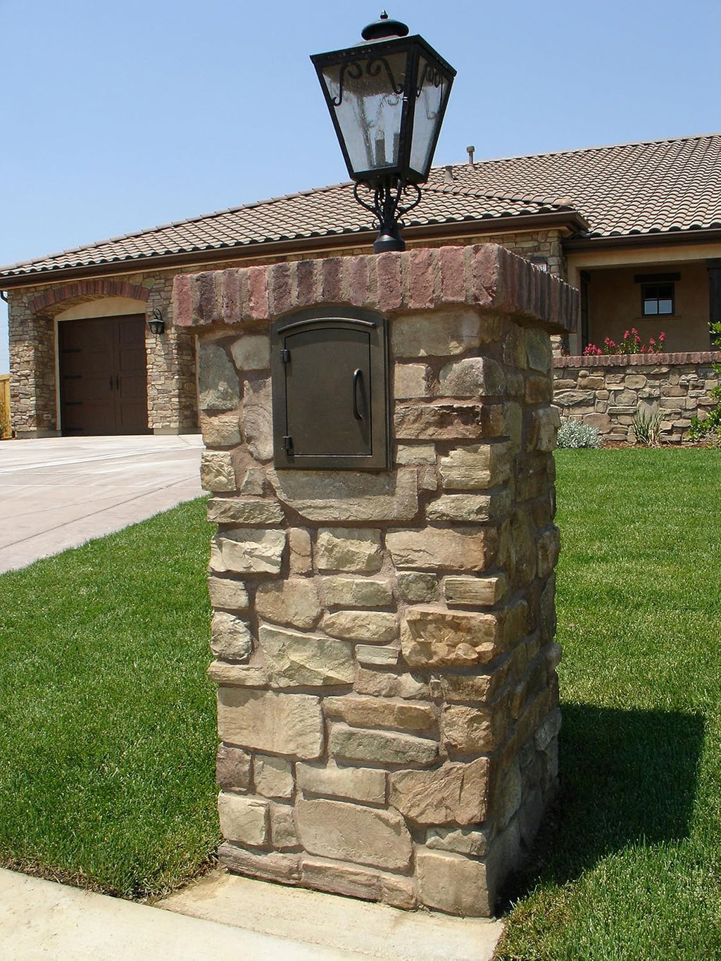 Black Column Mount Mailbox V842